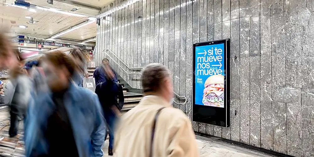 Publicidad-Metro-Barcelona_Estacion_Luminosa