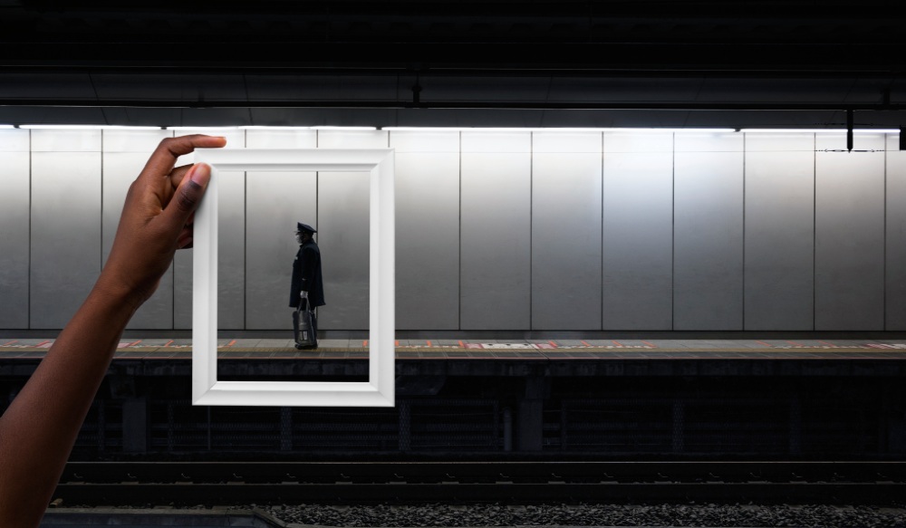 Mujer dentro de un marco estacion metro