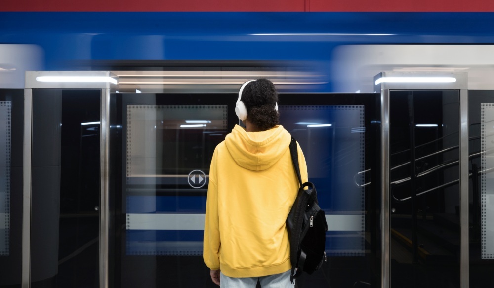 mujer-viajando-en-el-metro